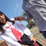 天使のほほえみでプールに佇む男の娘