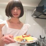 全裸のエプロン姿で特製オムライス作りに挑戦！ 料理の最中に変態オジサンがお尻を触ったりチ●ポをしゃぶったりの大忙し！ Maria