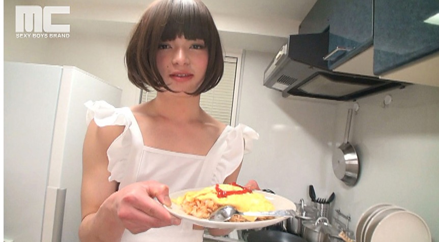 全裸のエプロン姿で特製オムライス作りに挑戦！ 料理の最中に変態オジサンがお尻を触ったりチ●ポをしゃぶったりの大忙し！ Maria