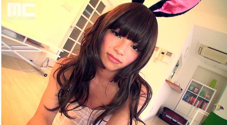 女の子にしか見えないオトコの娘！ インタビューを受けながら股間を固くする。そして極太ペニスをしごきあげ大量射精！ 衝撃の超S級女装子Maria初AVデビュー！ Maria